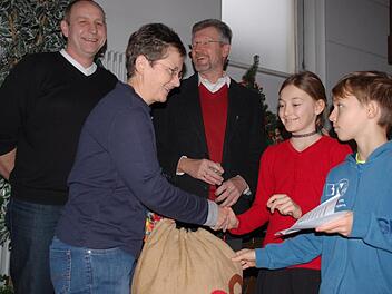 Anne und Michael aus der 4. Klasse &uuml;berreichten Sonja Promeuschel symbolisch f&uuml;r die 1500 Euro einen Geldsack. Mit im Bild Schulleiter Karl Schmidt und  Elternbeiratsvorsitzender Tino Enzmann (links).Uschi Prawitz