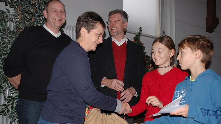 Anne und Michael aus der 4. Klasse &uuml;berreichten Sonja Promeuschel symbolisch f&uuml;r die 1500 Euro einen Geldsack. Mit im Bild Schulleiter Karl Schmidt und  Elternbeiratsvorsitzender Tino Enzmann (links).Uschi Prawitz