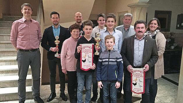 Unser Bild zeigt (vorne, von links): 2. Schriftf&uuml;hrerin Silvia Hofmann, Maximilian O&szlig;mann, Benedikt O&szlig;mann und Ehrenvorsitzenden Fritz Bauer sowie (hintere Reihe, von links): Vorsitzenden Klaus Ruppert, Marco Bauer, Schriftf&uuml;hrer Tobias Hofmann, Marc Bauer, Niklas Schwarz, Jugendleiter Rainer Bauer und Hauptkassiererin Steffi O&szlig;mann.  Foto: Marco O&szlig;mann