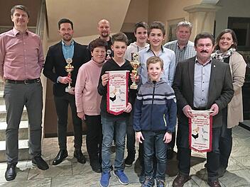 Unser Bild zeigt (vorne, von links): 2. Schriftführerin Silvia Hofmann, Maximilian Oßmann, Benedikt Oßmann und Ehrenvorsitzenden Fritz Bauer sowie (hintere Reihe, von links): Vorsitzenden Klaus Ruppert, Marco Bauer, Schriftführer Tobias Hofmann, Marc Bauer, Niklas Schwarz, Jugendleiter Rainer Bauer und Hauptkassiererin Steffi Oßmann.  Foto: Marco Oßmann