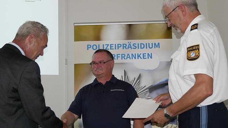 Harry Hanft zeichneten Polizeipräsident Udo Skrzypczak (rechts) und OB Frank Rebhan aus. Foto: Manja von Nida
