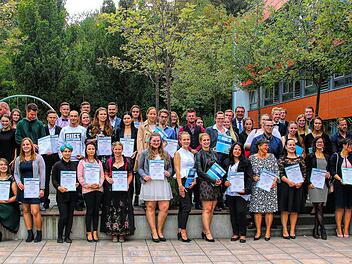 In der Aula des Schönborn-Gymnasiums fand die Freisprechungsfeier für die Bestatter statt. Auf der Freitreppe der Schule stellten sie sich zum Erinnerungsfoto.Dieter Britz