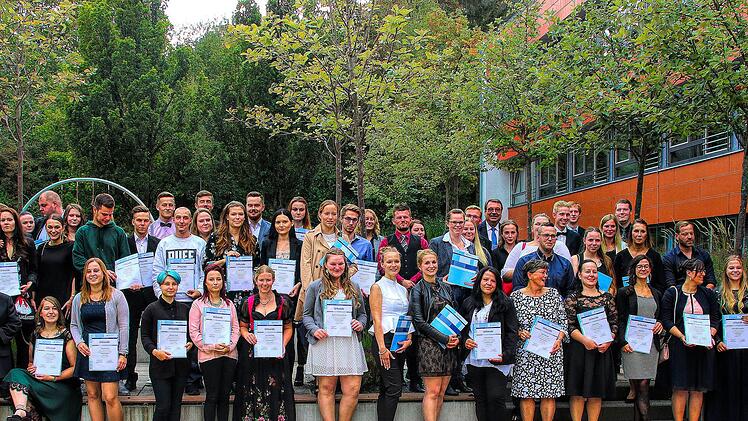 In der Aula des Schönborn-Gymnasiums fand die Freisprechungsfeier für die Bestatter statt. Auf der Freitreppe der Schule stellten sie sich zum Erinnerungsfoto.Dieter Britz