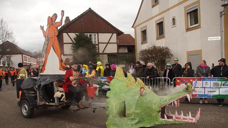 Die "Strawiestas" (Straßgiech, Wiesengiech, Starkenschwind) zeigten die Drachentötersage.  Foto: Josef Beck