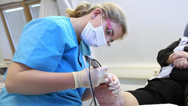 Kosmetikgesch&auml;fte bleiben zu. Diese d&uuml;rfen nur Kunden bedienen, die wegen gesundheitlicher Probleme beispielsweise zur Fu&szlig;pflege kommen, sagt Jurist Oliver Hempfling vom Landratsamt. Symbolbild: Ronny Hartmann/dpa