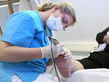 Kosmetikgeschäfte bleiben zu. Diese dürfen nur Kunden bedienen, die wegen gesundheitlicher Probleme beispielsweise zur Fußpflege kommen, sagt Jurist Oliver Hempfling vom Landratsamt. Symbolbild: Ronny Hartmann/dpa
