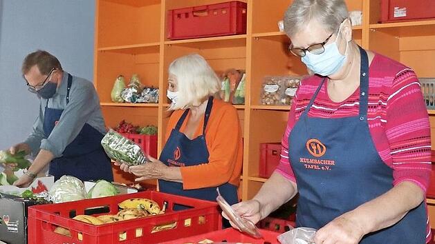 Einsatz trotz Lücken in den Regalen: Wolf Macht, Cosima Asen und Ingrid Schuberth (von links) engagieren sich ehrenamtlich bei der Kulmbacher Tafel und müssen derzeit das Kunststück fertigbringen, weniger Lebensmittel als üblich an mehr Bedürftige als sonst zu verteilen. Foto: Katrin Geyer