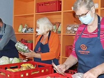 Einsatz trotz Lücken in den Regalen: Wolf Macht, Cosima Asen und Ingrid Schuberth (von links) engagieren sich ehrenamtlich bei der Kulmbacher Tafel und müssen derzeit das Kunststück fertigbringen, weniger Lebensmittel als üblich an mehr Bedürftige als sonst zu verteilen. Foto: Katrin Geyer