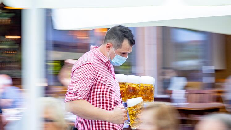 Die Personaldecke in der Gastronomie ist nach Monaten des Lockdowns dünn.