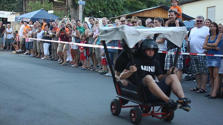 Ob man noch ein Mini ist oder schon ein gestandener Kerwasbursch - Christian Polster und Florian Galster waren schon feste mit dabei.