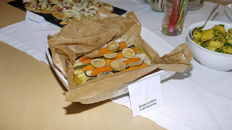 Spargel mit Möhre in der Papierhülle. Foto: Berthold Köhler