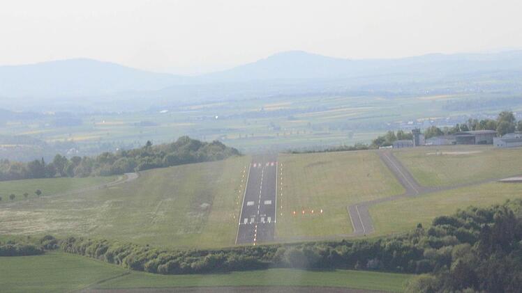 Blick auf die Brandensteinsebene beim Landeanflug. Offiziell beginnt die Landebahn erst nach den weißen Markierungen.