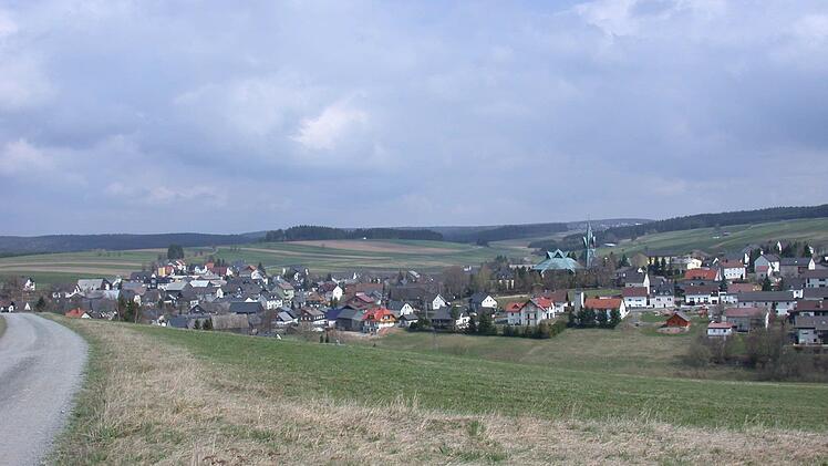 Blick auf Buchbach mit der Kirche St. Laurentius  Foto: Friedwald Schedel