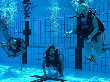 Jugendliche beim Schnuppertauchen Foto: privat