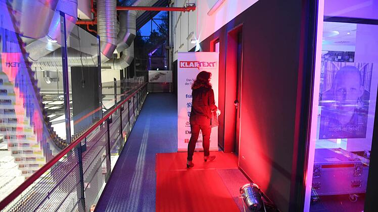 Die Druckerei verwandelte sich am Donnerstagabend ein kleines bisschen in einen Filmpalast. Foto: Ronald Rinklef