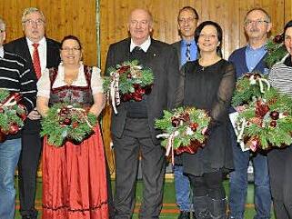 Geehrt wurden diese Mitarbeiter. Zu ihnen gehört auch Werkstattleiter Hans Vonbrunn (Fünfter von links). Die Ehrung nahmen Caritasdirektor Gerhard Öhlein (Dritter von links) und Gerhard Reile, Vorstandsmitglied des Stiftungsvorstands (Sechster von rechts) vor. Foto: pr