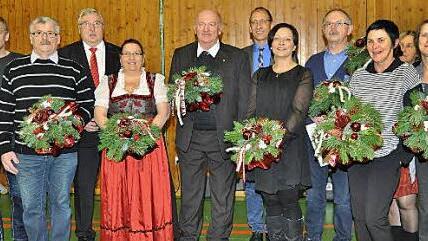 Geehrt wurden diese Mitarbeiter. Zu ihnen gehört auch Werkstattleiter Hans Vonbrunn (Fünfter von links). Die Ehrung nahmen Caritasdirektor Gerhard Öhlein (Dritter von links) und Gerhard Reile, Vorstandsmitglied des Stiftungsvorstands (Sechster von rechts) vor. Foto: pr