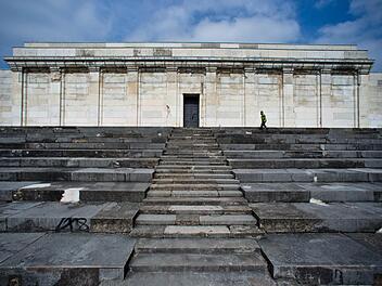 Blick auf die Zeppelintribüne auf dem ehemaligen Reichsparteitagsgelände Foto: Daniel Karmann/dpa