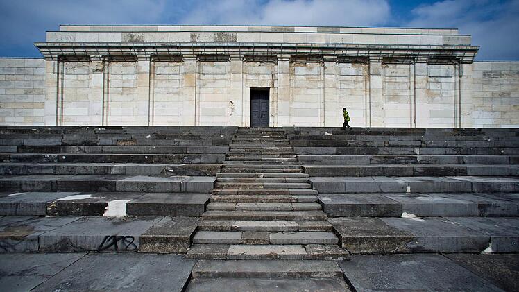 Blick auf die Zeppelintribüne auf dem ehemaligen Reichsparteitagsgelände Foto: Daniel Karmann/dpa