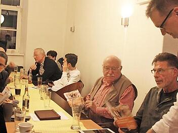 Das Kürzel LKR könnte auch stehen für "Luckes kleine Runde": Zehn Besucher konnte Arnd Feistel (rechts) in der Blauen Glocke begrüßen, darunter auch Sandra Berger, Mitglied des Bundesvorstandes (links).  Foto: Andreas Oswald