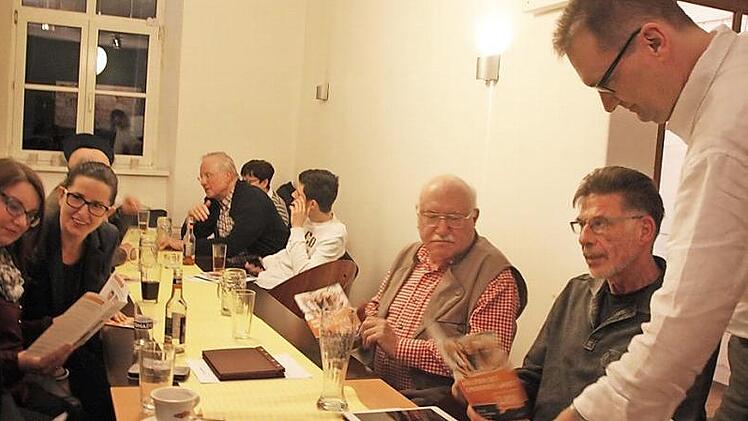 Das Kürzel LKR könnte auch stehen für "Luckes kleine Runde": Zehn Besucher konnte Arnd Feistel (rechts) in der Blauen Glocke begrüßen, darunter auch Sandra Berger, Mitglied des Bundesvorstandes (links).  Foto: Andreas Oswald