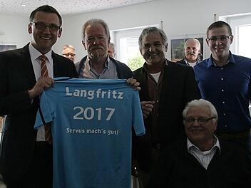 Ludwig Wahl (l.), Ludwig Nagel (3. v. l.), Hemhofens Ehrenbürgermeister Joachim Wersal (2. v. r.) und Karlheinz Langfritz' Nachfolger Christian Muß (r.) verabschiedeten den langjährigen Geschäftsführer des Wasserzweckverbands.  Foto: Sylvia Hubele