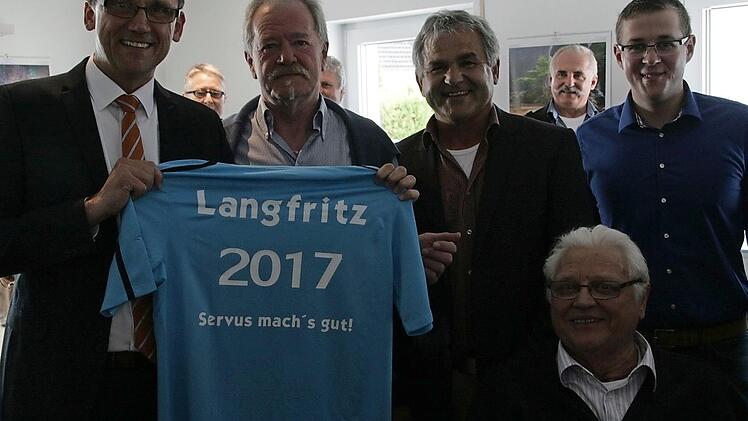 Ludwig Wahl (l.), Ludwig Nagel (3. v. l.), Hemhofens Ehrenbürgermeister Joachim Wersal (2. v. r.) und Karlheinz Langfritz' Nachfolger Christian Muß (r.) verabschiedeten den langjährigen Geschäftsführer des Wasserzweckverbands.  Foto: Sylvia Hubele