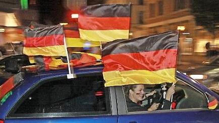 Autokorsos entstehen nach Spielende eher spontan... Mit Fahnen und anderem Fanschmuck kann sich die Polizei eigenen Aussagen zufolge weitgehend arrangieren. Foto: Albert Höchstädter/Archiv