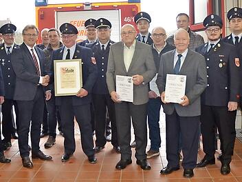 Ehrungen und Neuwahlen bei der Feuerwehr Burggrub. Erwin Schwarz (8. von links mit Urkunde) wurde zum Ehrenmitglied ernannt. Ihm gratuliert Bürgermeister Rainer Detsch (5. von links). Mit im Bild KBI Harald Schnappauf (links), 1. Vorsitzender Dirk Kreul (9. v. l.) und 1. Kommandant Dirk Raupach (10. v. l.) mit weiteren Jubilaren und Vorstandsmitgliedern  Foto: K.- H. Hofmann