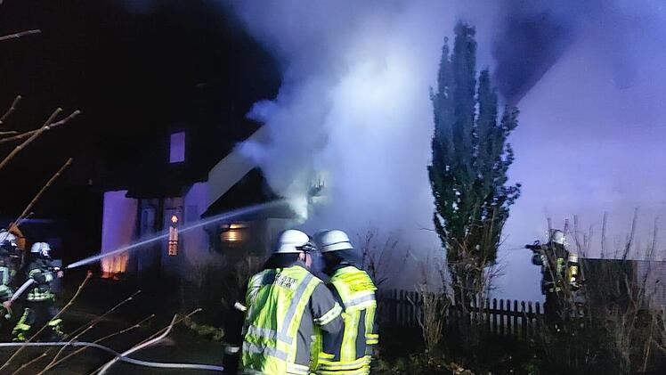 Landkreis Erlangen: Gartenhaus steht in Flammen - Brandursache unklar