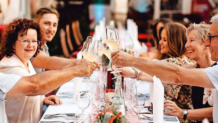An vier Abenden werden Mehrg&auml;nge-Men&uuml;s im Innenhof der Kaiserpfalz serviert.