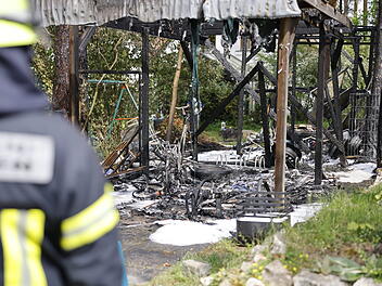 Erlangen: Carport in Vollbrand - "Zwei Überraschungen" beim Feuerwehreinsatz