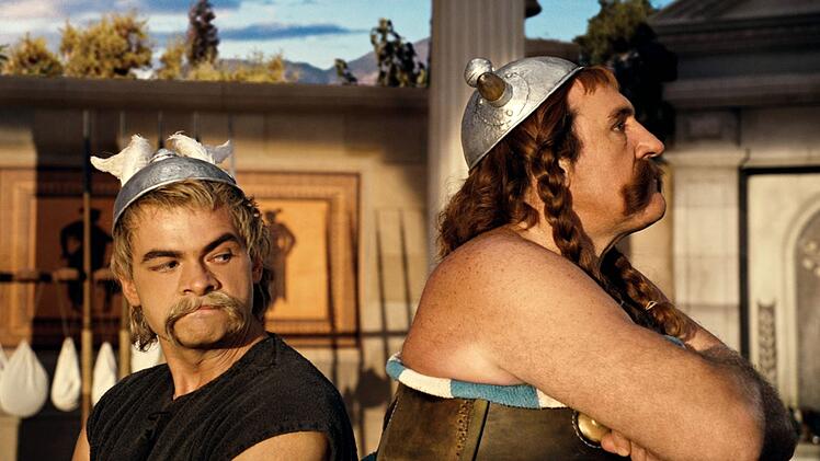 Asterix (Clovis Cornillac, links) und Obelix (G&eacute;rard Depardieu) streiten sich mal wieder, aber bis zum Start der Olympischen Spiele m&uuml;ssen sie sich wieder vertragen haben.