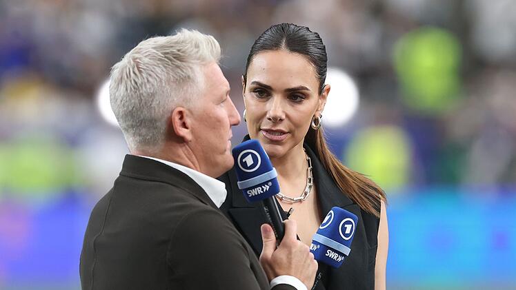 Esther Sedlaczek bringt einiges mit, was Experte Bastian Schweinsteiger abgeht.