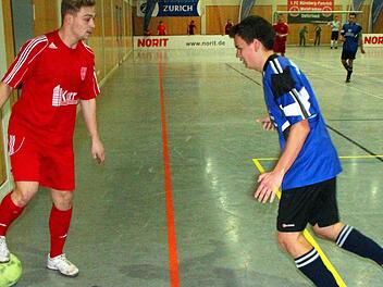 Ganz cool wartet Julian Deinlein (1. FCN-Fanclub Weinfranken Dettelbach I, links) den Angriff von Paul Erk (Blauwal Effeldorf) ab. Foto: Thomas