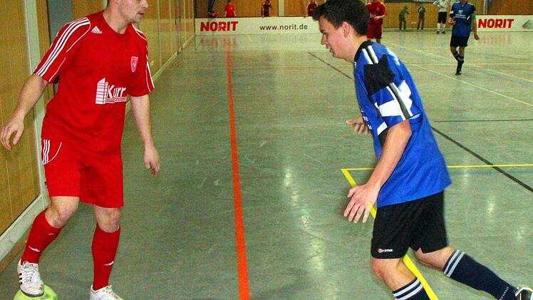 Ganz cool wartet Julian Deinlein (1. FCN-Fanclub Weinfranken Dettelbach I, links) den Angriff von Paul Erk (Blauwal Effeldorf) ab. Foto: Thomas