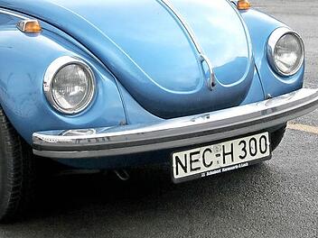 Am VW-Käfer von Franz Holland prangt noch das NEC-Kennzeichen. Deswegen durfte er als erster über die gerade eingeweihte Marienbrücke fahren. In wenigen Wochen sollen auch alle Neustadter Kfz-Halter, wenn sie es wollen, zu diesem Nummernschild zurückkehren dürfen. Foto: Archiv