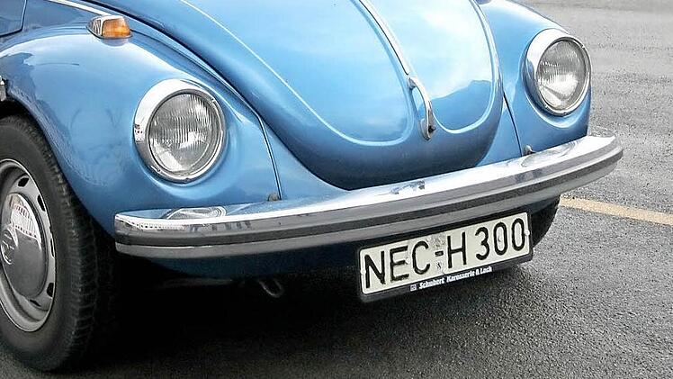 Am VW-Käfer von Franz Holland prangt noch das NEC-Kennzeichen. Deswegen durfte er als erster über die gerade eingeweihte Marienbrücke fahren. In wenigen Wochen sollen auch alle Neustadter Kfz-Halter, wenn sie es wollen, zu diesem Nummernschild zurückkehren dürfen. Foto: Archiv