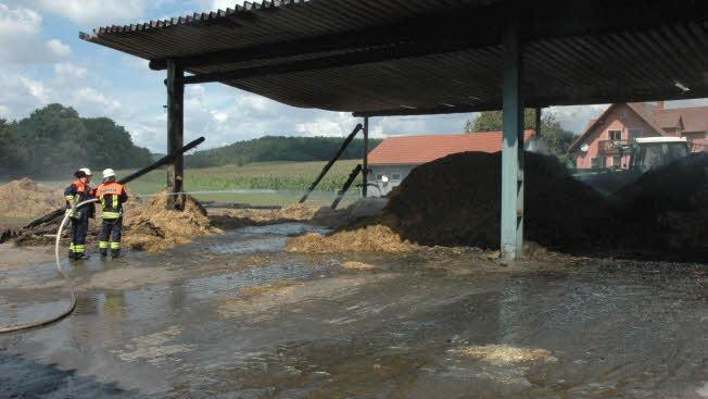 Die Löscharbeiten in Bundorf dauerten den Tag über an.