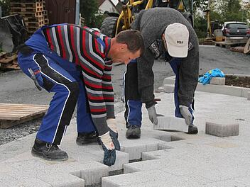 Lucan Comah und Christian Vasile Farcas pflastern den neuen Parkplatz der Fachklinik Stadtsteinach. Die Arbeiter aus Rumänien sind in ganz Deutschland tätig. Fotos: Sonja Adam