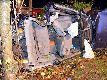 Eines der beiden Unfallfahrzeuge kam in einem Vorgarten zum Liegen.  Foto: Peter Rauch
