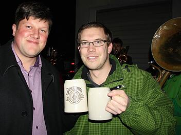 Der 26-jährige Alexander Schneider (links) zieht am 1. Mai ins Gerodaer Rathaus ein. Zu den größten Unterstützern und ersten Gratulanten gehörte gestern Ralph Regus. Zudem spielte das Blasorchester Scholz spontan dem neuen Bürgermeister auf. Foto: Ralf Ruppert