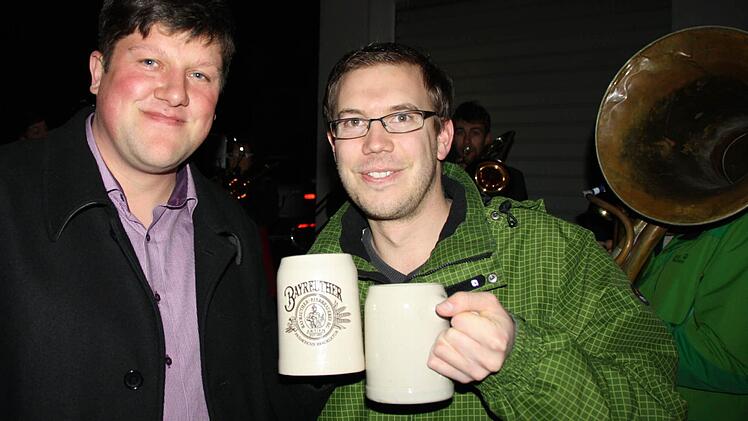 Der 26-jährige Alexander Schneider (links) zieht am 1. Mai ins Gerodaer Rathaus ein. Zu den größten Unterstützern und ersten Gratulanten gehörte gestern Ralph Regus. Zudem spielte das Blasorchester Scholz spontan dem neuen Bürgermeister auf. Foto: Ralf Ruppert