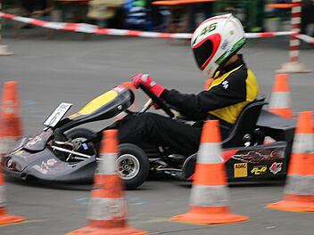 Bei der Fahrt durch den Pylonen-Parcours sind schnelle Reaktionen und gutes Augenmaß wichtig. Foto: Gerd Schaar