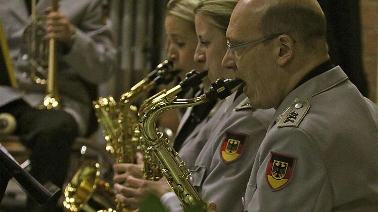 Das Ausbildungs-Musikkorps der Bundeswehr gab in der Erthalhalle ein Benefizkonzert.  Foto: Gerd Schaar