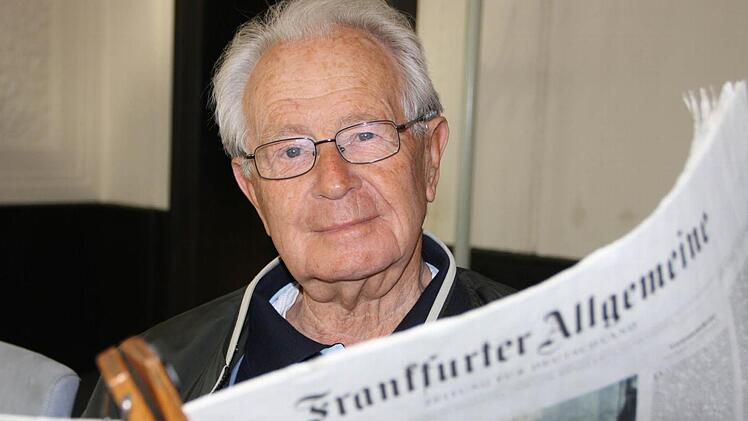 "Ich habe keinen Computer und kein Internet, sondern informiere mich über die Zeitung", sagt Günther Feik. Der 84-Jährige aus Bad Rappenau kam vor 20 Jahren zum ersten Mal nach Bad Kissingen und war auf Anhieb vom Lesesaal begeistert: "Ich schätze das sehr", sagt er und schlägt die FAZ auf. Foto: Ralf Ruppert