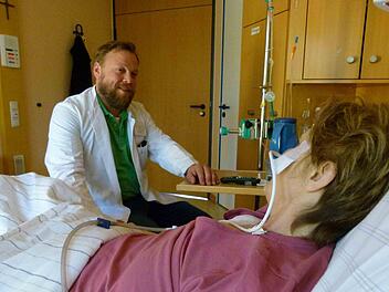 Yvonne Bauer, schwerstkranke Patientin auf der Bamberger Palliativstation, fühlt sich in den Händen von Chefarzt Jörg Cuno und seines Teams gut aufgehoben.  Foto: Marion Krüger-Hundrup