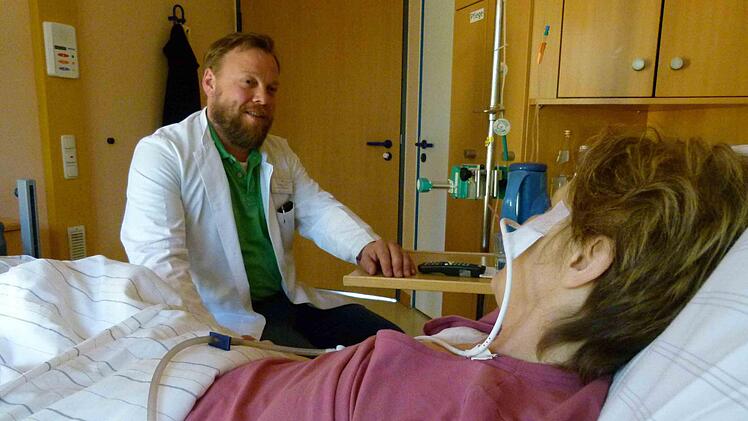 Yvonne Bauer, schwerstkranke Patientin auf der Bamberger Palliativstation, fühlt sich in den Händen von Chefarzt Jörg Cuno und seines Teams gut aufgehoben.  Foto: Marion Krüger-Hundrup