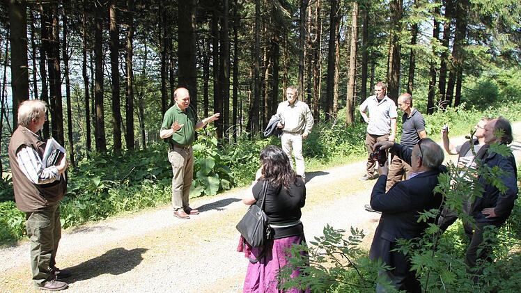 Bei einem Rundgang erklärt Michael Geier (Mitte), Leiter der Verwaltungsstelle Biosphärenreservat Rhön, was in Kernzonen passiert. Foto: Ulrike Müller