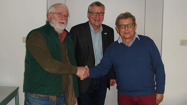 Dr. Richard Roider (von links) und Dr. Bernhard Bundscherer verabschiedeten Kazimierz Barski in den Ruhestand. Foto: Landratsamt